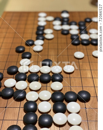 放在棋盤上的兩色棋盤 72066527