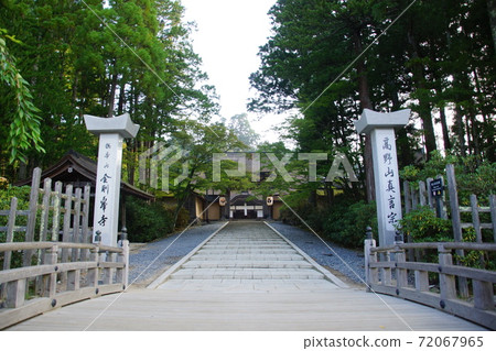 Koyasan Kongobuji Temple Main Gate Main Gate Temple Monument (Koya-cho, Ito-gun, Wakayama Prefecture) 72067965