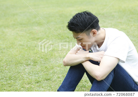 一個年輕人按住他的膝蓋的配置文件 72068087