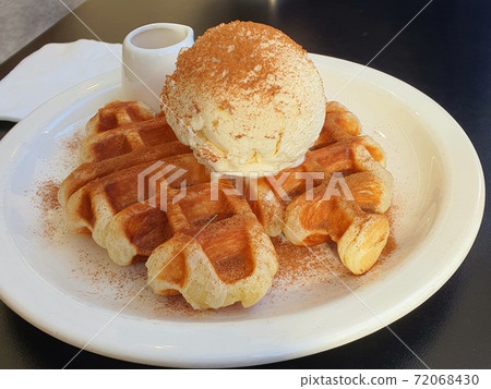 Ice cream with plenty of cinnamon powder on top Ice cream with plenty of cinnamon powder on top 72068430