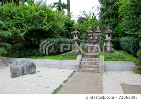 Photographed at Senzokuike Park in Minamisenzoku, Ota-ku, Tokyo, including garden stones at the grave of Mr. and Mrs. Katsu Kaishu 72068693