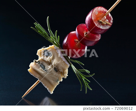 Blue cheese with grape and rosemary Blue cheese with grape and rosemary 72069012