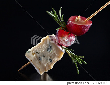 Blue cheese with grape and rosemary Blue cheese with grape and rosemary 72069013