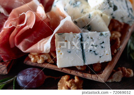 Prosciutto with blue cheese , grapes and  walnuts . 72069032