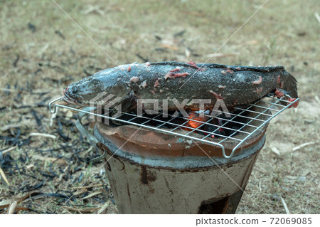 Simple rural cooking 72069085