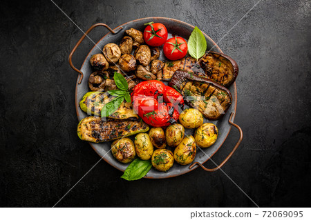 Grilled vegetables and mushrooms Grilled vegetables and mushrooms 72069095