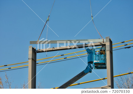 Steel frame construction using aerial work platform 72070330