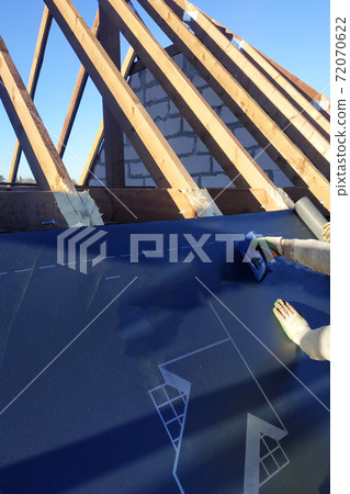 The worker stapler attaches to the rafter gidrobarier 72070622