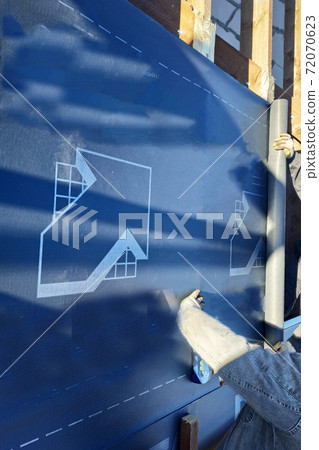 The worker stapler attaches to the rafter gidrobarier 72070623