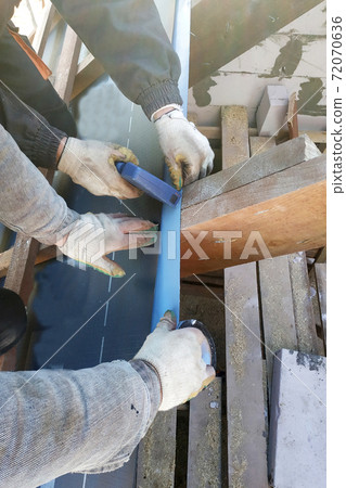 Workers warm the roof of the roof under the roof film 72070636