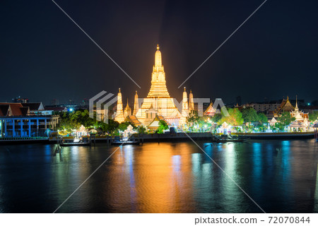 Illuminated temple of Dawn or Wat Arun in Bangkok at night 72070844