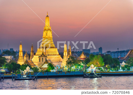 Night Illuminated Temple of Dawn or Wat Arun Night Illuminated Temple of Dawn or Wat Arun 72070846