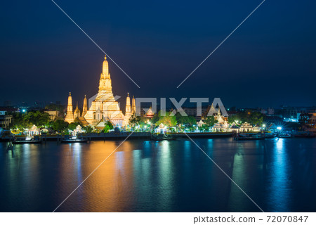 Illuminated temple of Dawn or Wat Arun in Bangkok at sunset Illuminated temple of Dawn or Wat Arun in Bangkok at sunset 72070847