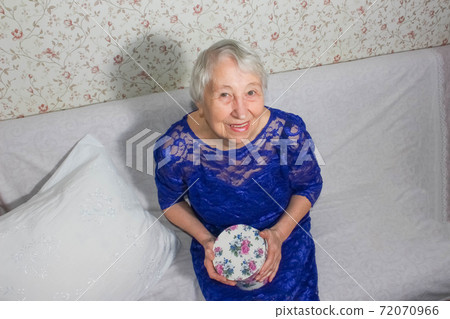 Portrait of a happy senior woman 72070966