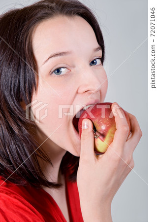 The portrait of young woman eat a apple The portrait of young woman eat a apple 72071046