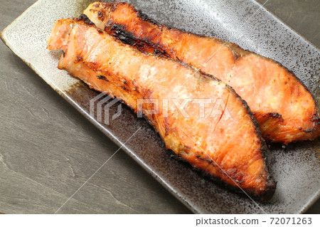 Grilled fish, grilled coho salmon with salted jiuqu, Kuroki grain back Grilled fish, grilled coho salmon with salted jiuqu, Kuroki grain back 72071263