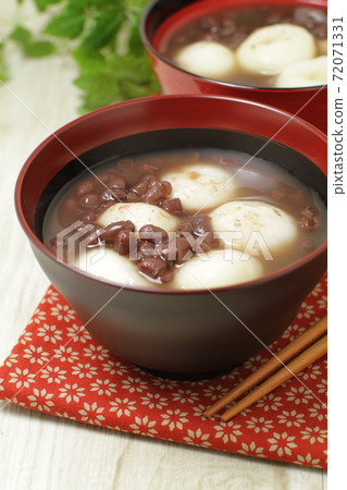 一碗有很多的白玉Zenya和湯粉 72071331