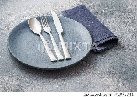 Cutlery with empty plate 72073311