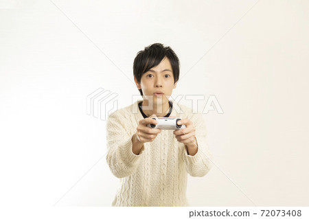 男人喜歡在最新的遊戲機上玩電子遊戲/遊戲控制器/ PS5 / Preste 男人喜歡在最新的遊戲機上玩電子遊戲/遊戲控制器/ PS5 / Preste 72073408