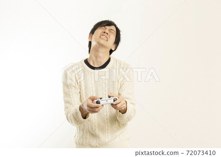 男人喜歡在最新的遊戲機上玩電子遊戲/遊戲控制器/ PS5 / Preste 男人喜歡在最新的遊戲機上玩電子遊戲/遊戲控制器/ PS5 / Preste 72073410
