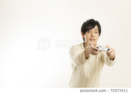 男人喜歡在最新的遊戲機上玩電子遊戲/遊戲控制器/ PS5 / Preste 男人喜歡在最新的遊戲機上玩電子遊戲/遊戲控制器/ PS5 / Preste 72073411
