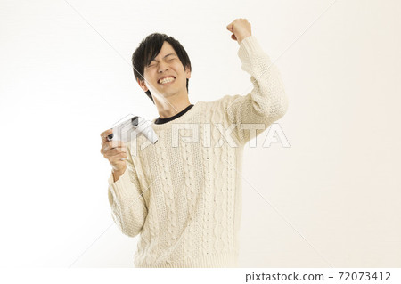 男人喜歡在最新的遊戲機上玩電子遊戲/遊戲控制器/ PS5 / Preste 男人喜歡在最新的遊戲機上玩電子遊戲/遊戲控制器/ PS5 / Preste 72073412