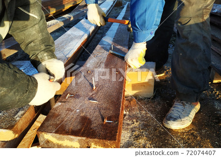 The sharp nail stuffed into the board looks like a sharp tip The sharp nail stuffed into the board looks like a sharp tip 72074407