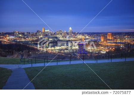 Cincinnati at night 72075877