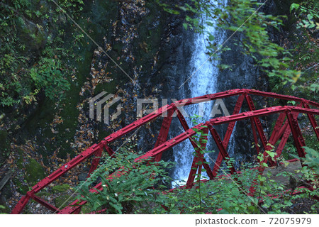 （兵庫縣）通往Amataki Koga瀑布和紅橋的山路 72075979