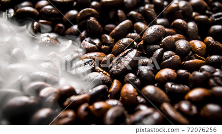 Fragrant fried coffee beans. 72076256