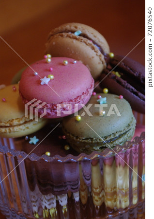 閃閃發光的瑪卡龍在玻璃碗裡堆 72076540