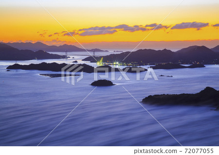 廣島縣冬季傳統三原灣在黎明與來自山的海霧。 72077055