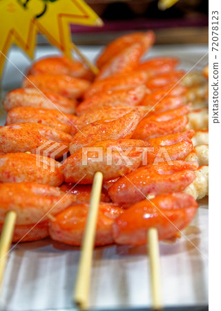 Fresh grilled shrimps on stick in the fishing market - Thailand Fresh grilled shrimps on stick in the fishing market - Thailand 72078123