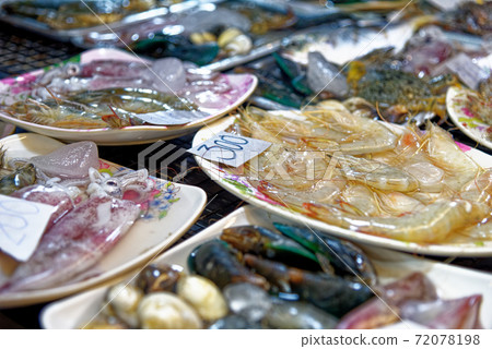 Fresh seafood plate in the fishing market in Thailand Fresh seafood plate in the fishing market in Thailand 72078198