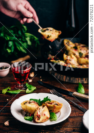 Pasta stuffed with ground beef, spinach and cheese 72078221