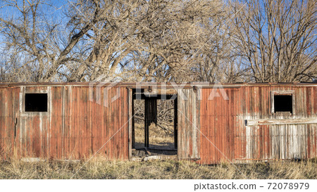 abandoned farm building in northern Colorado 72078979