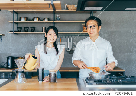 男人和女人在廚房做飯 男人和女人在廚房做飯 72079461