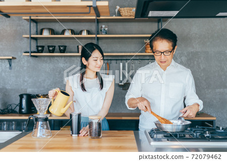 男人和女人在廚房做飯 男人和女人在廚房做飯 72079462