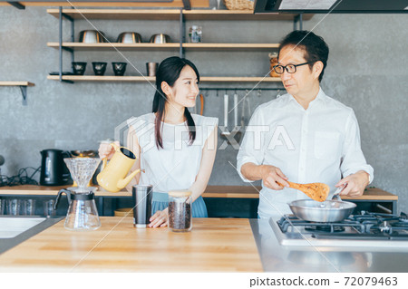 男人和女人在廚房做飯 72079463