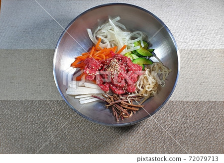 韓國美食Yukhoe石鍋拌飯健康餐桌,韓國料理餐,午餐,晚餐 韓國美食Yukhoe石鍋拌飯健康餐桌,韓國料理餐,午餐,晚餐 72079713