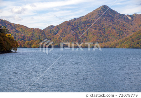 宇多ah濱中禪寺湖附近的風景秋葉秋天的景色 宇多ah濱中禪寺湖附近的風景秋葉秋天的景色 72079779
