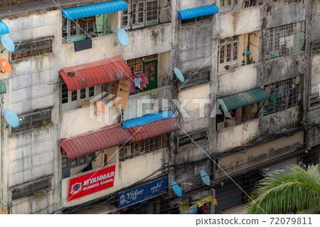 Old apartment 72079811