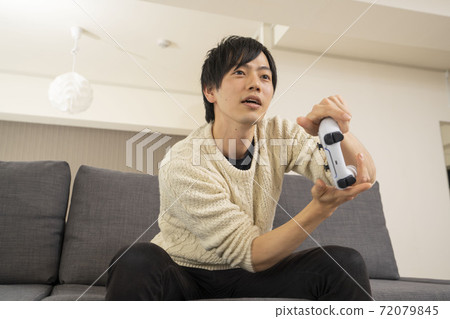 Men / PlayStation / Living crazy about the latest video game consoles 72079845