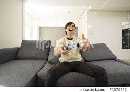 男人/ Preste /為最新的視頻遊戲機而瘋狂 男人/ Preste /為最新的視頻遊戲機而瘋狂 72079852