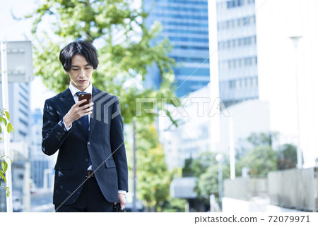 Businessman suit, smartphone, smartphone, mobile phone 72079971