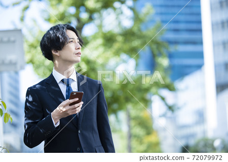 Businessman suit, smartphone, smartphone, mobile phone 72079972