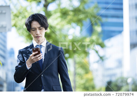 Businessman suit, smartphone, smartphone, mobile phone 72079974