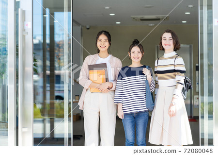 女大學生外國留學生大學校園生活圖像拍攝合作:中央工業大學附屬的日語學校 女大學生外國留學生大學校園生活圖像拍攝合作:中央工業大學附屬的日語學校 72080048