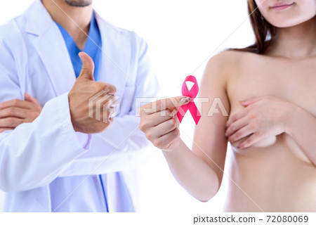 一條粉紅絲帶的女人和一個有好兆頭的醫生乳腺癌篩查早期發現推薦圖像 一條粉紅絲帶的女人和一個有好兆頭的醫生乳腺癌篩查早期發現推薦圖像 72080069