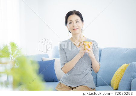 Female living room in her 50s 72080298